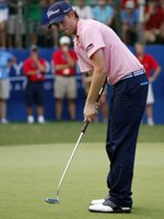 Webb Simpson using his belly putter